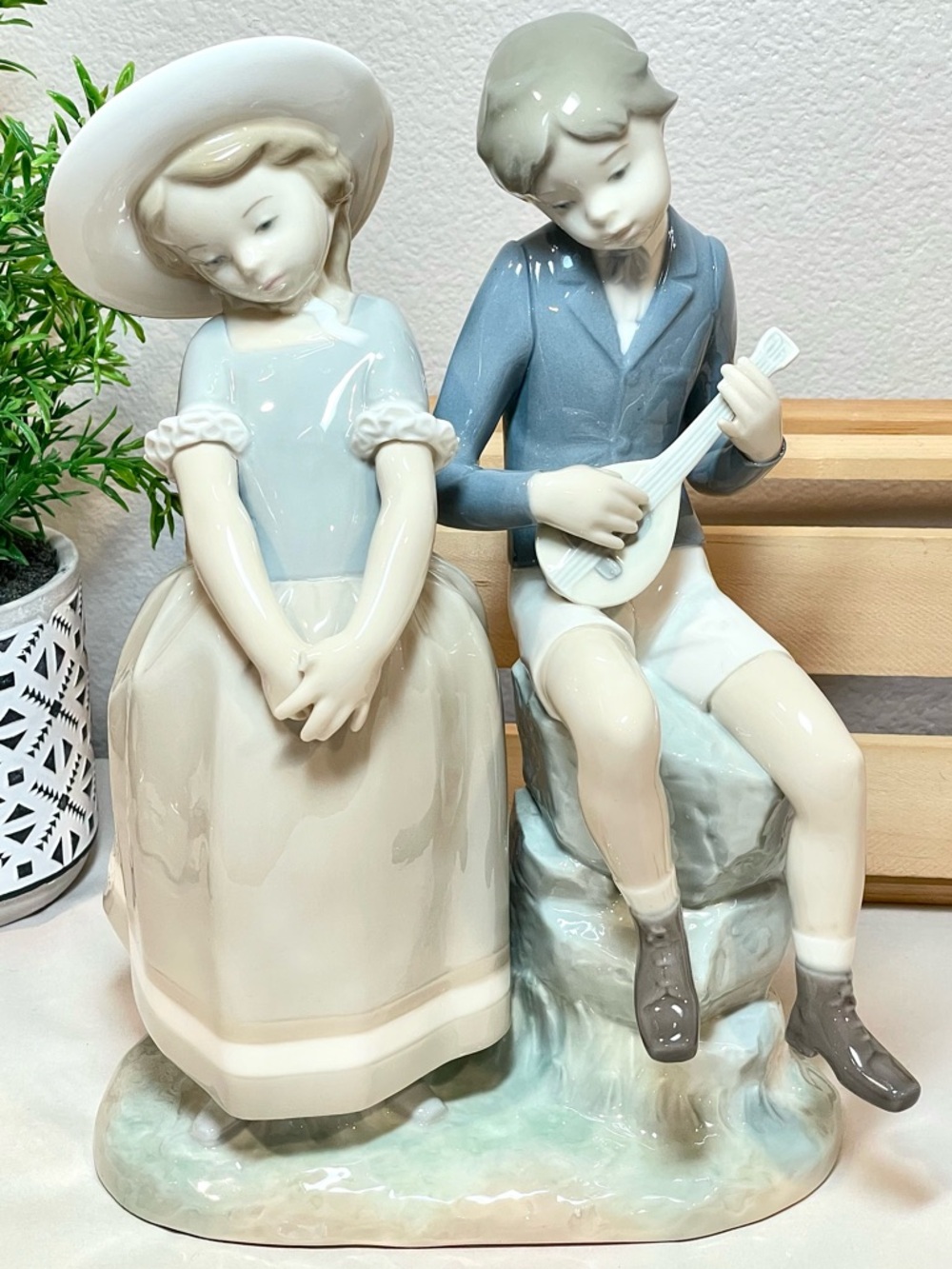 Lladró “Adolescence” Ret Porcelain Figurine | Romance Collection | Missing Thumb
